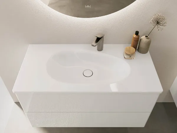 Antao Waschbeckenunterschrank und Waschbecken glänzend weiß Ein Waschbeckenunterschrank mit Waschbecken in glänzendem Weiß mit Spiegel, Deko und Seifenspender von Villeroy & Boch.