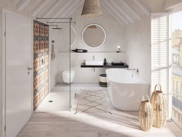 Bañera Oberon 2.0 en un cuarto de baño claro Una bañera Oberon 2.0 en un baño luminoso con persianas abiertas