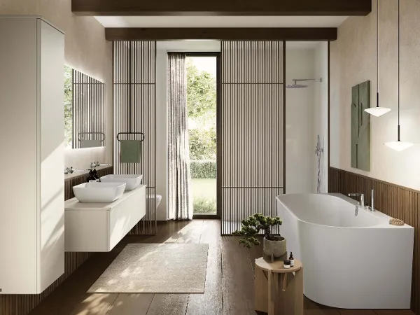Badezimmer im Japandi Stil mit Bad- und Duschwanne Ein minimalistisches Badezimmer verfügt über eine große 'Oberon 2.'-Badewanne, einen 'Finion'-Doppelwaschtisch mit 'Artis'-Waschbecken und einen hohen Aufbewahrungsschrank. Der Raum hat Holzakzente und Wände in neutralen Farben.