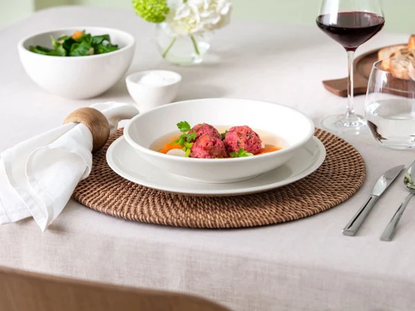 Artesano Original – Close-Up of Natural Dining Details Close-up view of a table setting featuring Villeroy & Boch Artesano Original dinner plate and pasta bowl. The image captures the fine craftsmanship and natural design of the porcelain, styled in a warm, authentic table scene.