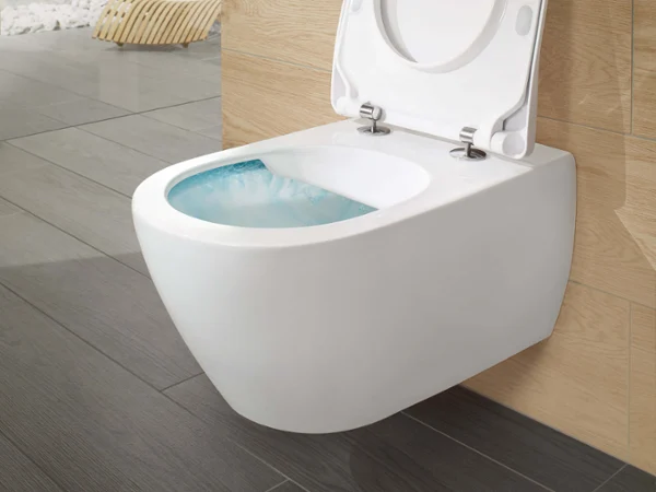 Subway 2.0 wandhängendes WC mit DirectFlush Ein modernes Wand-WC mit offenem Deckel wird in einem hellen, minimalistischen Badezimmer mit Holzakzenten gezeigt.