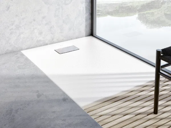 Détail d’un receveur de douche blanc sans rebord Le Valence Un gros plan d’un receveur de douche Le Valence, blanc et sans rebord, dans une salle de bains moderne de Villeroy & Boch avec des boiseries.