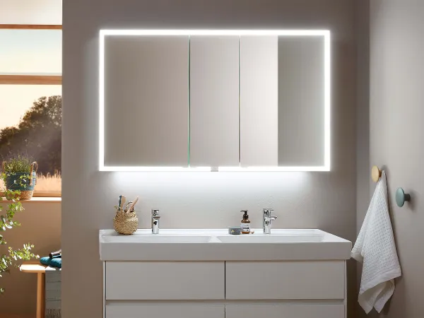 Armadio a specchio My View Now con luce accesa Un moderno mobile lavabo con specchio retroilluminato e accessori ben organizzati