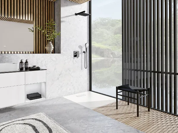 Weiße, randlose Duschwanne Le Valence in modernem Bad Eine weiße, randlose Le Valence Duschwanne in einem modernen Bad von Villeroy & Boch mit Holzvertäfelung.