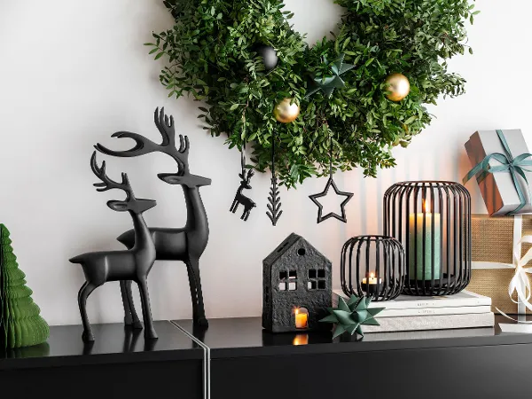 Nowoczesne dekoracje świąteczne Black XMAS Nowoczesna dekoracja świąteczna Black XMAS z zielonym wieńcem na gzymsie kominka.