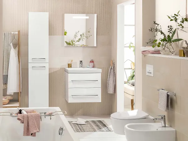 Modernes Bad mit Badewanne , Toilette, Bidet und Waschtisch aus der Kollektion Avento Modernes Badezimmer mit Badewanne, Toilette, Bidet und Waschtisch mit Spiegel. Der Raum ist mit Pflanzen, Handtüchern und Toilettenartikeln dekoriert und zeichnet sich durch neutrale Farben und minimalistisches Design aus.