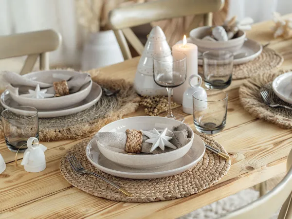 Festliches Dinner mit Perlemor und Winter Glow Stilvoller Esstisch mit Winter Glow Dekoration und Perlemor Geschirr von Villeroy & Boch. Kerzen schaffen eine festliche Atmosphäre.
