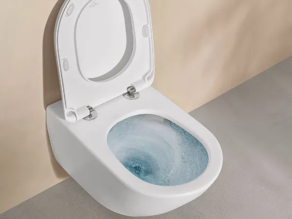 WC Antao weiß Wirbelkraft beim Spülen Eine weiße Toilette von Villeroy & Boch mit geöffnetem Deckel und Spülwasser.
