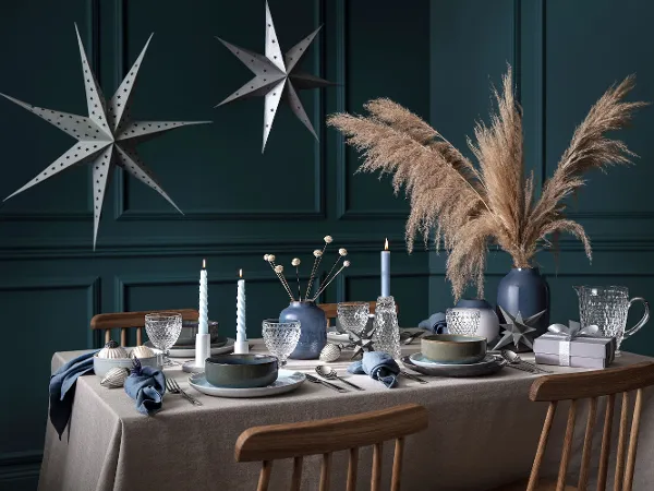 Gedeckter Tisch mit Crafted Kollektion Ein weihnachtlicher Esstisch gedeckt mit Crafted Geschirr von like. by Villeroy & Boch.