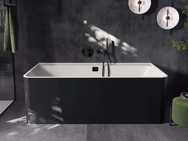 Une salle de bains noire All Black avec deux vasques à poser Artis sur un meuble sous plan noir Collaro, un miroir lumineux More to See Lite et une armoire haute Collaro de Villeroy & Boch.