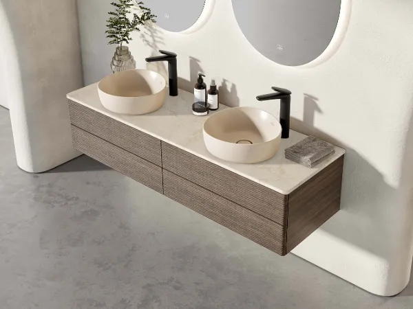 Une salle de bains naturelle avec un coin lavabo clair de la collection Antao Un meuble sous plan dans des tons naturels clairs avec deux lavabos indépendants, des robinetteries noires et mates et des miroirs Villeroy & Boch.