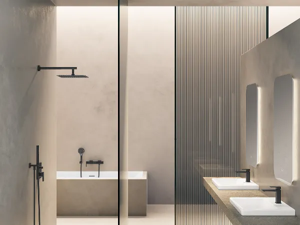 Sorte Villeroy & Boch-vandhaner supplerer et minimalistisk moderne badeværelse i naturfarver Et minimalistisk badeværelse med bruseniche i niveau, fritstående badekar, tre håndvaske med spejle og moderne armaturer. Designet er præget af neutrale farver og distinkte linjer.