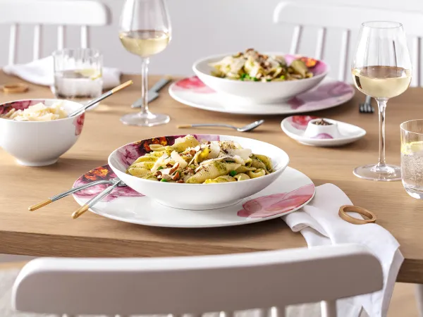 Rose Garden crockery with pasta A Rose Garden pasta plate filled with conchiglie pasta and pesto, served with white wine in Rose Garden glasses and Ella cutlery from Villeroy & Boch.