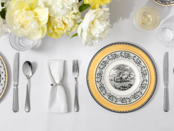 Audun plate paired with Boston glassware Overhead shot of Audun plate paired with Boston glassware and Oscar flatware.