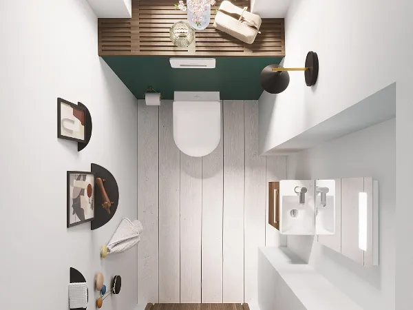 Draufsicht auf ein Bad mit Toilette und Waschbecken mit Spiegel aus der Kollektion Avento Draufsicht auf ein kleines Badezimmer mit Wandwaschbecken, Spiegel, Toilette und modernem Dekor mit abstrakter Kunst. Der Raum hat einen weißen Boden, weiße Wände und eine Holztür.