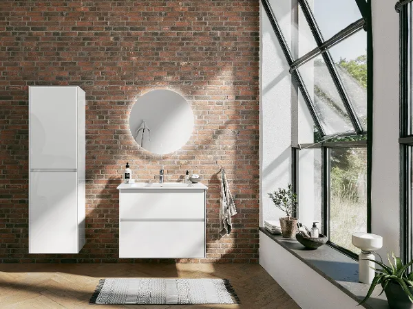 Collaro and Venticello bathroom collections in an airy loft bathroom Modern loft bathroom with Villeroy & Boch bathroom collections, a brick wall, a large window, a white washbasin with a round mirror, a carpet and a potted plant.