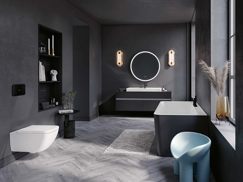 Une salle de bains moderne avec des toilettes blanches suspendues de Villeroy & Boch, une étagère sombre avec des décorations et une petite table d’appoint avec une plante. La pièce a des murs gris et un sol avec des motifs à chevrons.