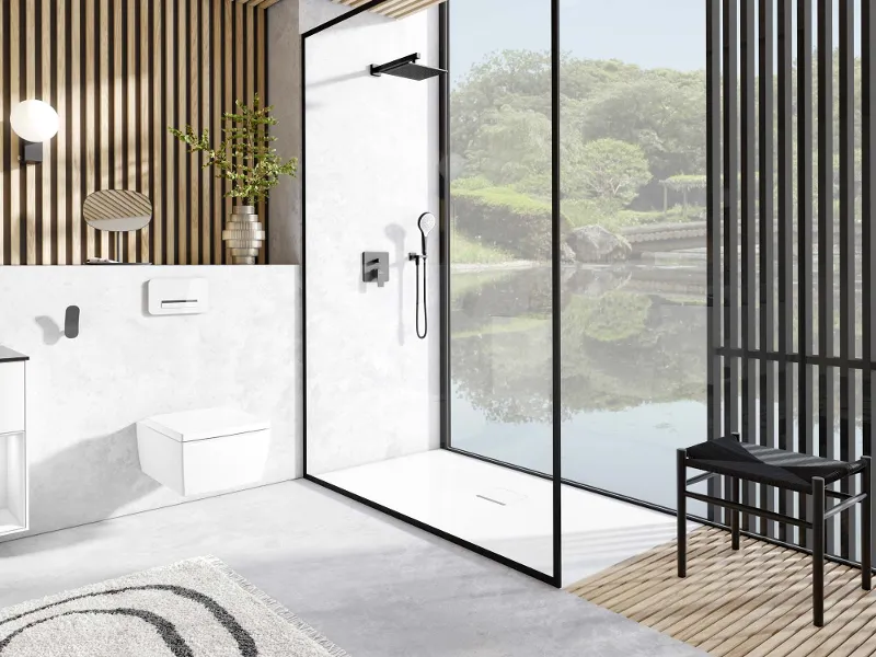 Stijlvolle badkamer van Villeroy & Boch met glazen, open douche en puristisch natuurlijk decor