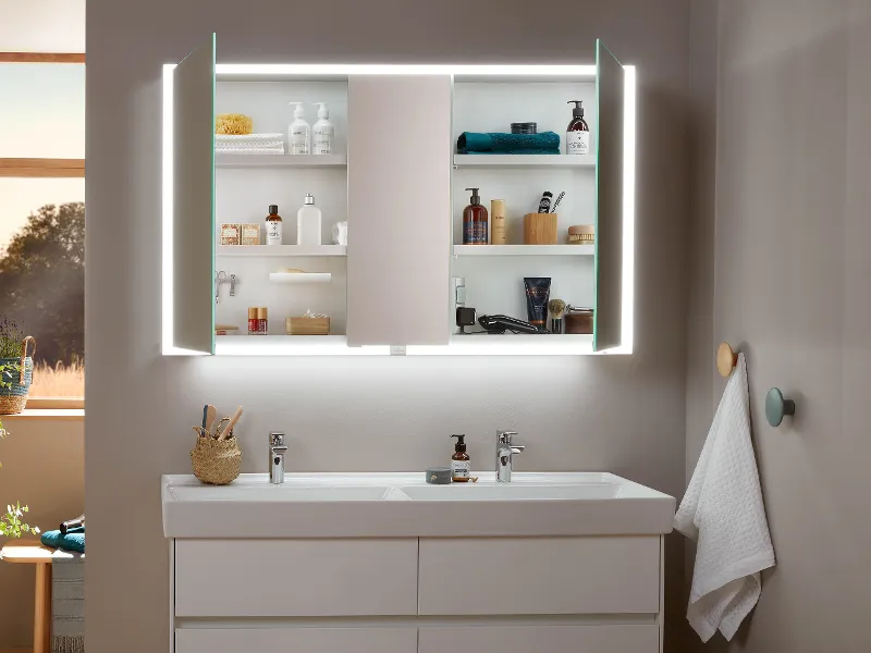 Une armoire de toilette My View de Villeroy ouverte dans une salle de bains épurée.