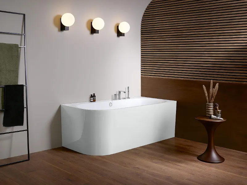 Un bagno moderno con pavimento e pareti in legno e vasca Oberon di Villeroy & Boch.