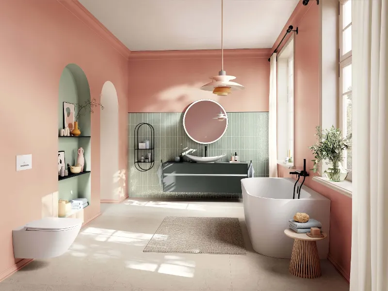 Pastellfarbenes Badezimmer mit Villeroy & Boch 'Oberon 2.0' Badewanne, 'My Nature' Waschbecken und 'Collaro' Waschtischunterschrank. Die Toilette aus der 'Subway 3.0' Kollektion ergänzt das elegante Design mit modernem Touch.