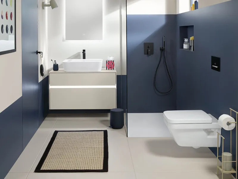 Een blauw-witte badkamer met een toilet en wastafel uit de moderne collectie Architectura van Villeroy & Boch.