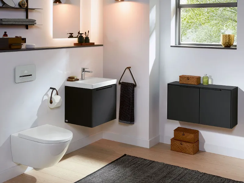 Meuble sous plan Subway Vulcano Black et armoire suspendue dans une salle de bains moderne de Villeroy & Boch.