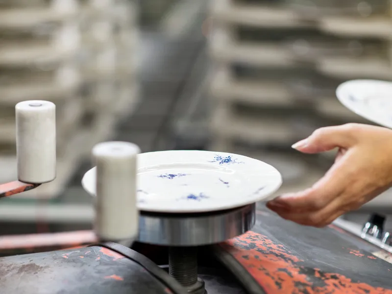 Printing process on porcelain at Villeroy & Boch Image shows the printing process on porcelain in the porcelain production process of Villeroy & Boch in Mettlach.