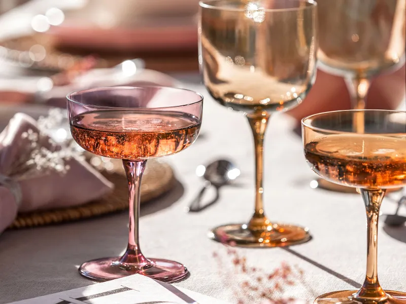 Une table dressée avec des verres à vin et des coupes à champagne like. by Villeroy & Boch.