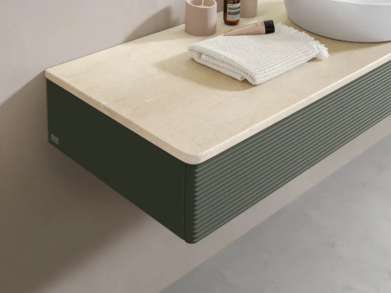 Una credenza Villeroy & Boch in due colori con lavabo e accessori da bagno.