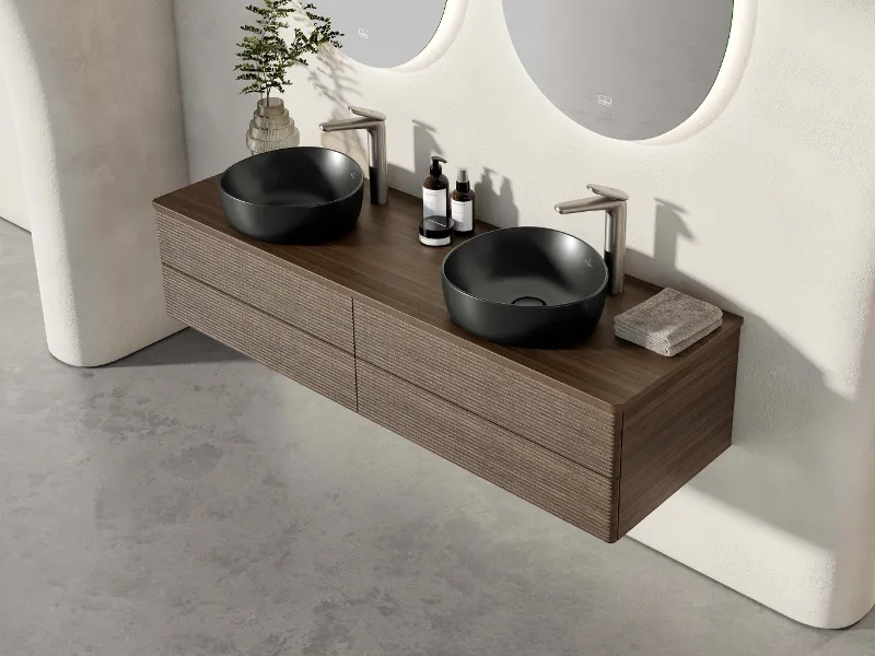 Mobile sottolavabo con due lavabi indipendenti, rubinetteria in acciaio inox e specchi di Villeroy & Boch, in tonalità naturale scura.