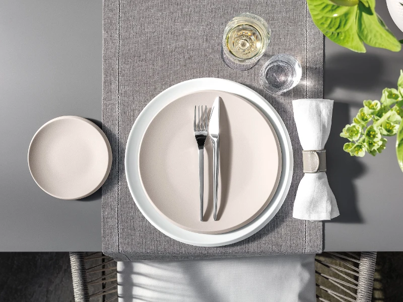 Ett dukat bord med Villeroy & Boch NewMoon-servis och bestick.