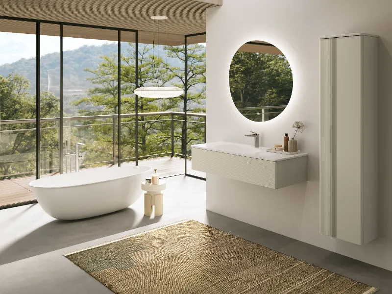 Un bagno moderno con ampie finestre e vasca Antao di Villeroy & Boch.