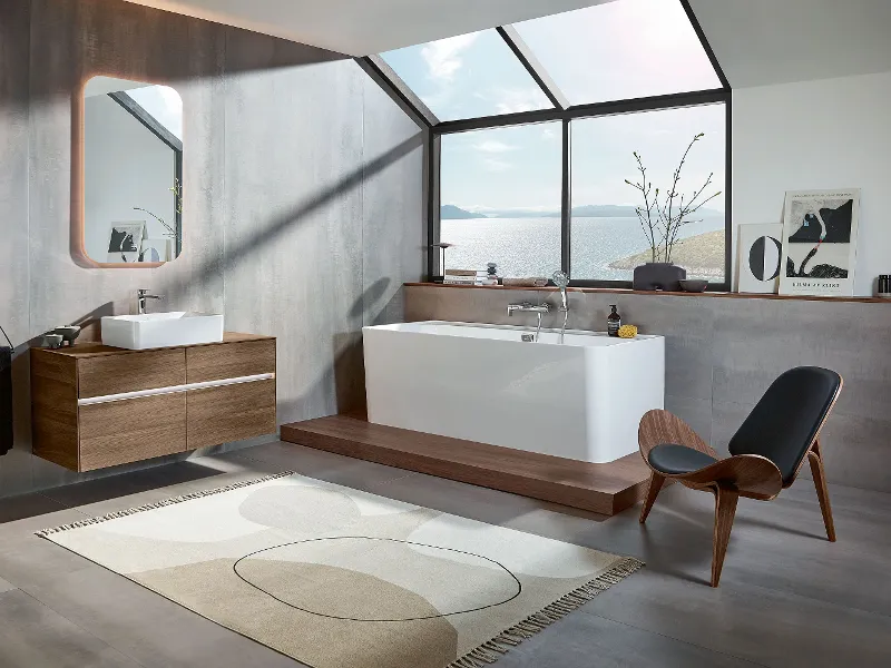 Ein modernes Badezimmer mit Holzboden und einer eleganten Collaro Badewanne von Villeroy & Boch.