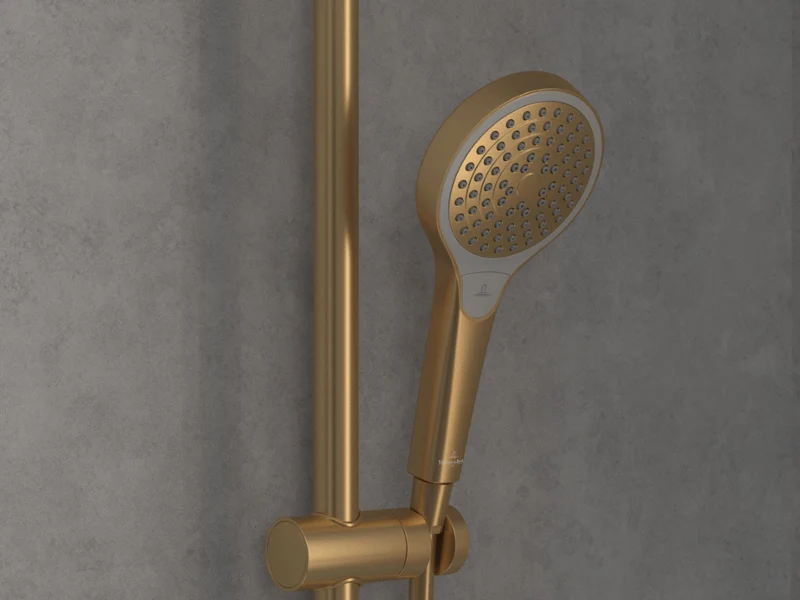Un look moderne dans la salle de bains avec le système de douche Infinity Shower Un système de douche noir monté au mur avec pomme de douche à effet pluie et douchette à main devant un mur structuré de couleur cuivre dans une salle de bains moderne.