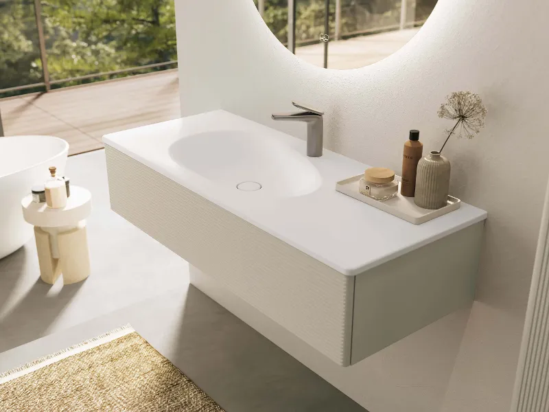 Un lavabo per mobile Antao bianco in un bagno con specchio e rubinetto.