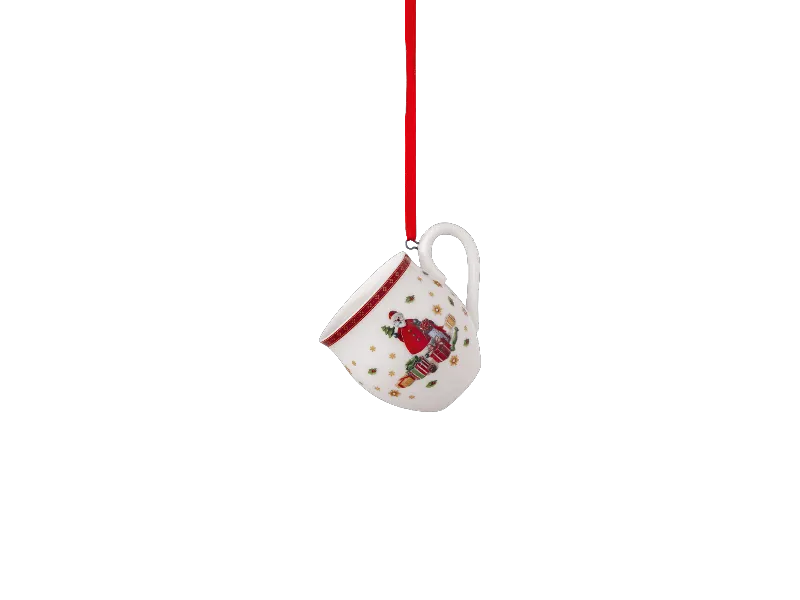 Ein weißer Becher-Anhänger von Villeroy & Boch mit rotem Dekor zeigt ein Weihnachtsmann-Motiv, verziert mit einer roten Schleife.