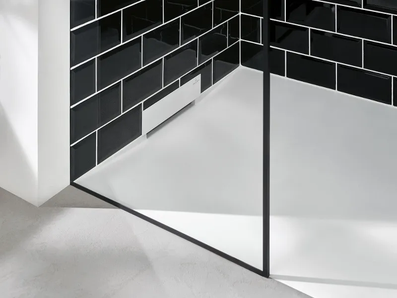 Una doccia piastrellata in bianco e nero con sistema doccia Wallway di Villeroy & Boch.