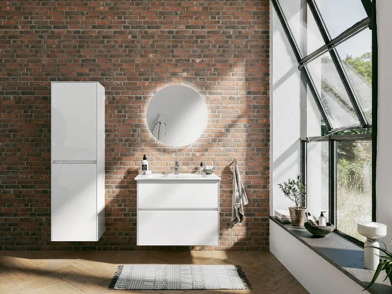 Waschbeckenunterschrank Collaro mit Schrankwaschtisch Venticello und More to See Lite Spiegel in einem Industrial Chic Badezimmer von Villeroy & Boch.