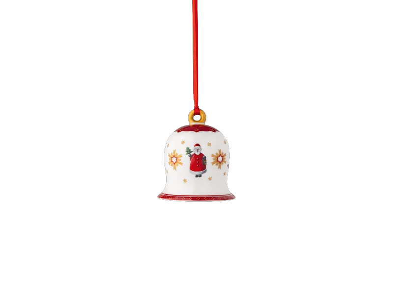 Ein weißes Glocken-Weihnachtsornament von Villeroy & Boch mit rotem Rand und einem festlichen Schneemann-Motiv, die an einer roten Schnur vor einem schlichten Hintergrund hängt.