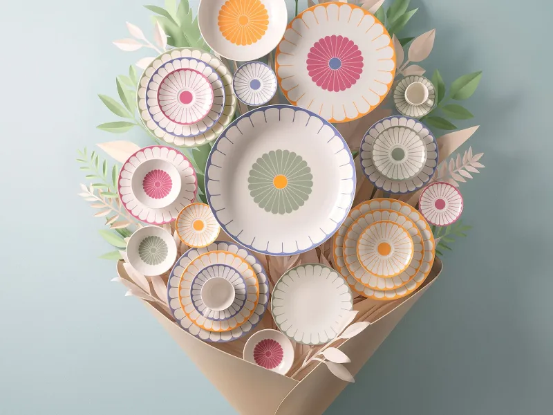 Une composition florale d'ustensiles de cuisine avec différentes assiettes et bols décorés de motifs de fruits, enveloppés dans du papier brun et attachés avec un ruban bleu clair, sur un fond bleu clair.