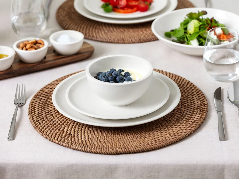 Artesano Original – Naturally Elegant Table Setting A bright, natural breakfast or lunch table setting with Villeroy & Boch Artesano Original tableware: breakfast plate, dinner plate, bowl, pasta bowl, and Piemont 30-piece cutlery set. A fresh and timeless arrangement in an earthy, minimalist style.