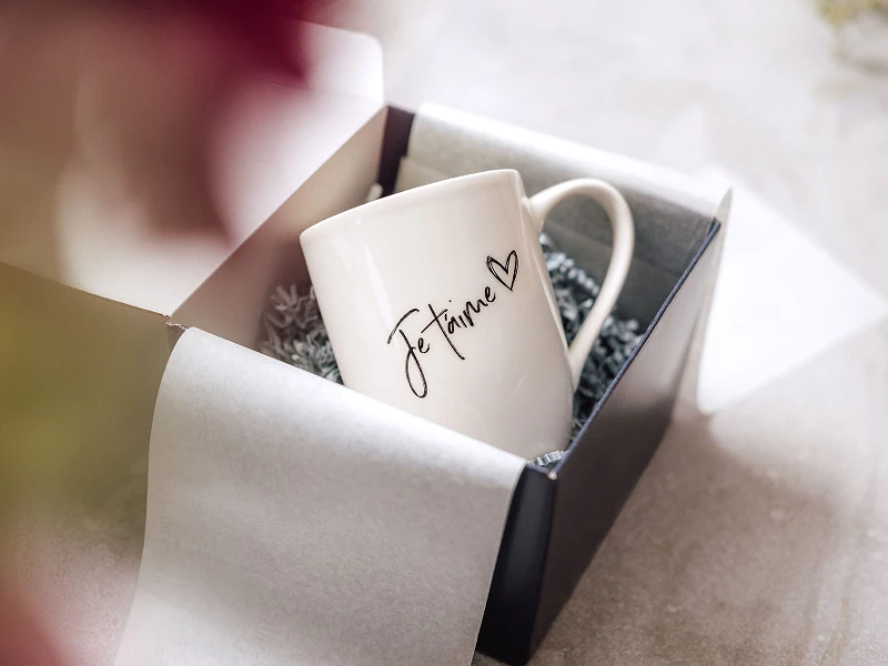 Een Statement koffiebeker met de inscriptie "Je t'aime" van Villeroy & Boch in een cadeauverpakking.