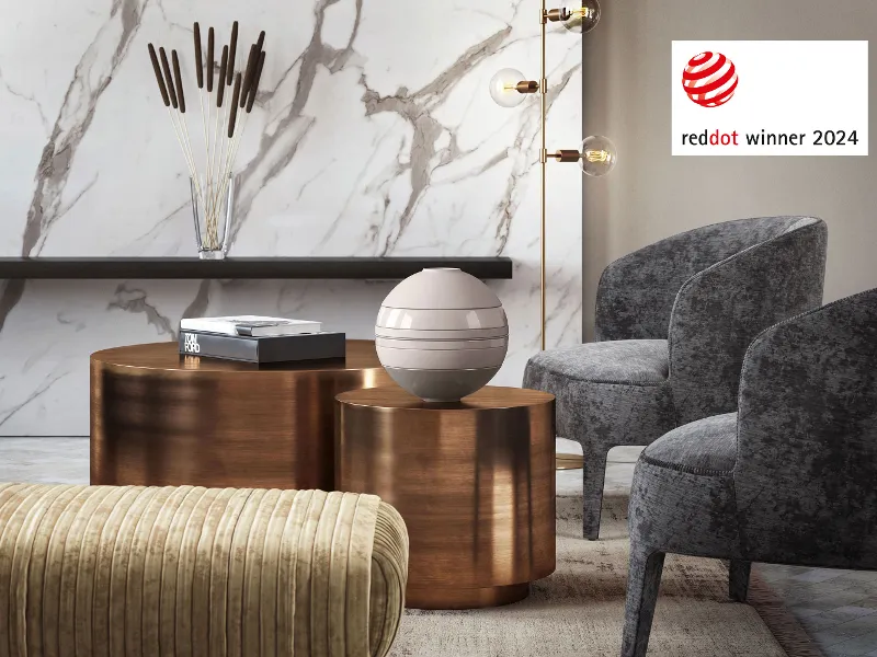 La Boule sur table en bois avec badge reddot Award Une La Boule beige se trouve sur une petite table en bois dans le salon. Dans le coin supérieur droit se trouve le badge du reddot Award 2024