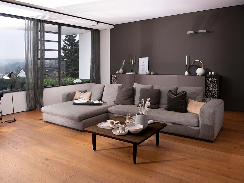 A living room with a coffee table, set with a beige La Boule and NewMoon glasses from Villeroy & Boch.