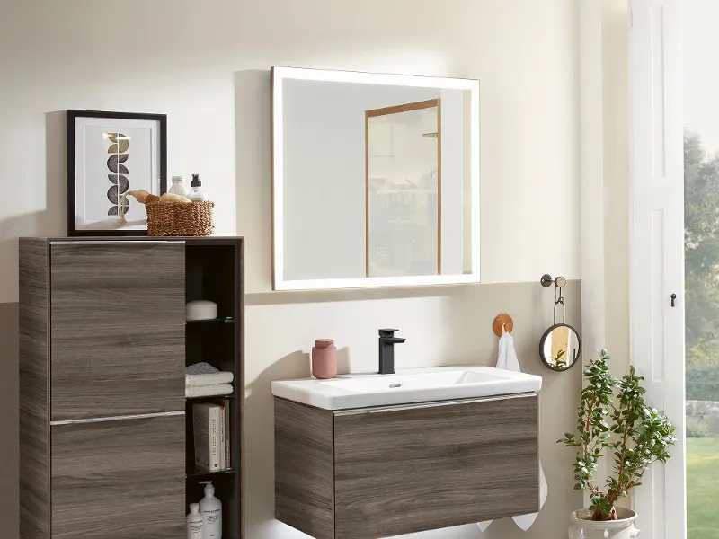 Uno specchio illuminato Subway 3.0 in un bagno chiaro con mobili arredo bagno in Stone Oak.