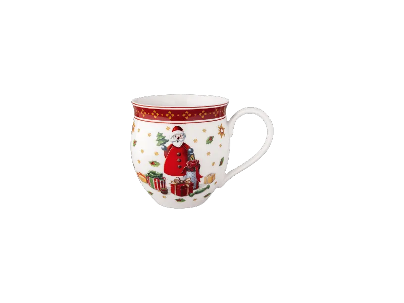 Weiße Tasse mit rotem Rand von Villeroy & Boch mit Weihnachtsmann-Motiv und Weihnachtsgeschenken.