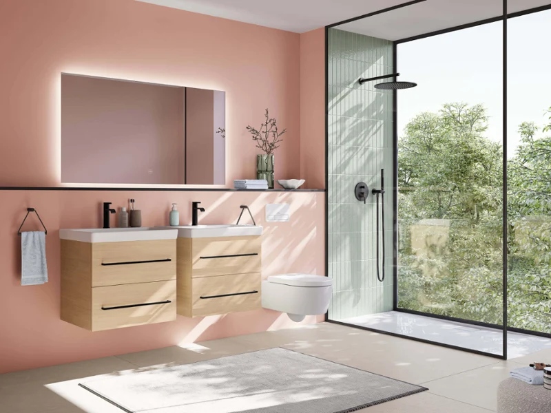 Lumineuse salle de bain Avento aux tons pastel doux avec meubles vasques en bois, grand miroir, douche à l'italienne et touches de noir pour une ambiance campagne moderne.