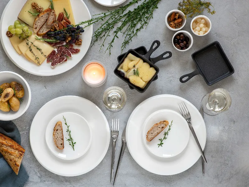 Weiße NewMoon Teller von Villeroy & Boch beim Raclette-Essen.