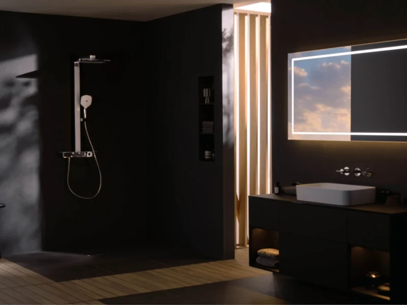 Grifo del sistema de ducha Infinity Showers Primer plano de tres mandos redondos cromados en un moderno panel de control de ducha.